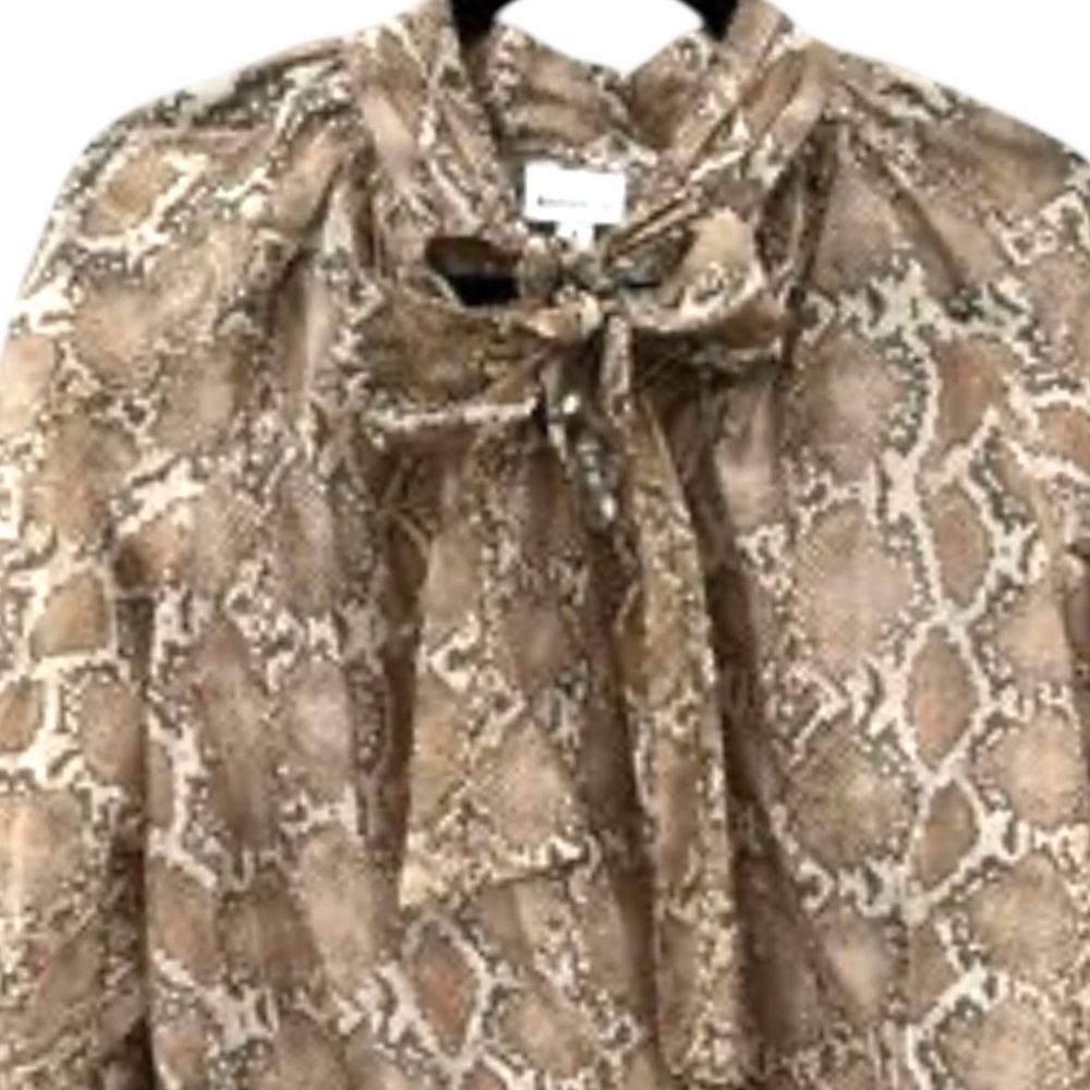 BAILEY 44 AVERY SNAKE PRINT TIE FRONT LONG SLEEVE FEMININE BLOUSE - Picture 5 of 7